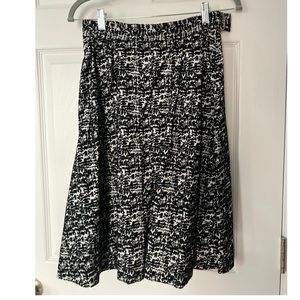 H&M patterned midi skirt with pockets, size 6
